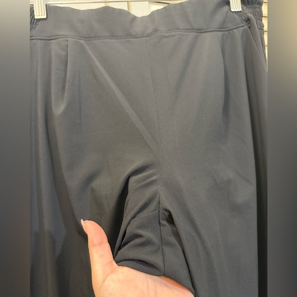 Athleta Black Brooklyn Wide-leg Crop Pants
Style: 531157-00 - Picture 6 of 10